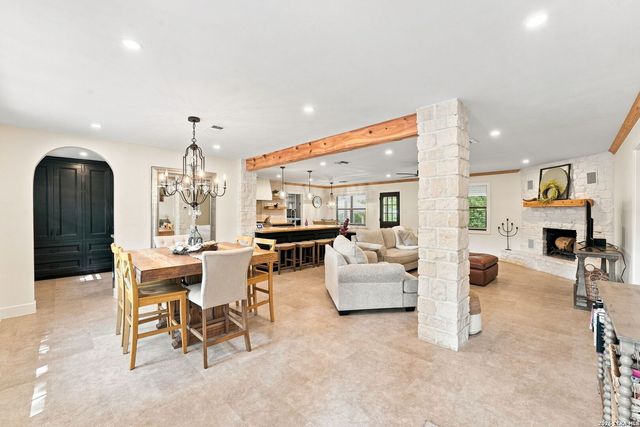 117 W HAMPTON DR, Seguin, TX 78155
