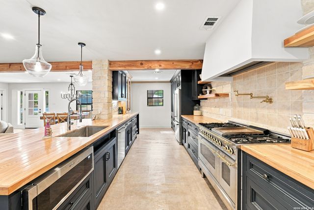 117 W HAMPTON DR, Seguin, TX 78155