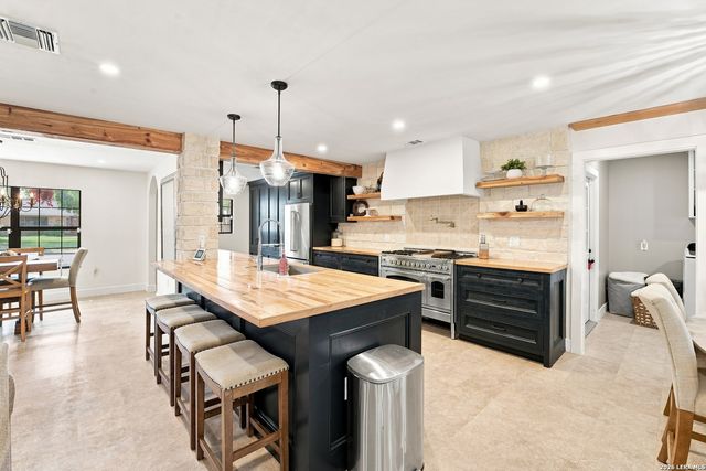117 W HAMPTON DR, Seguin, TX 78155