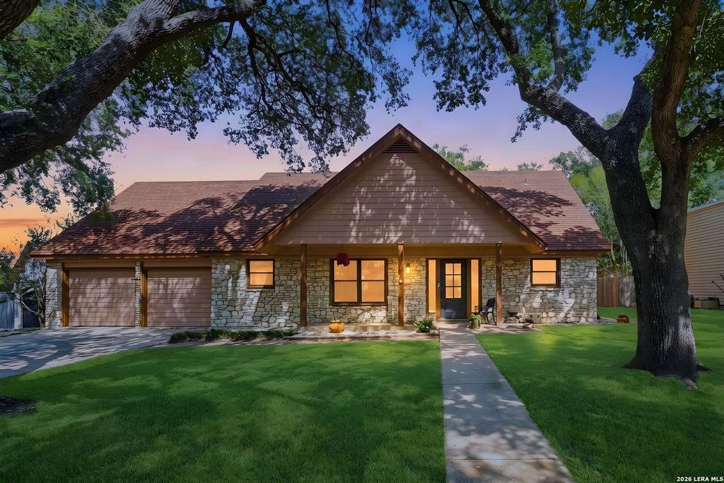 117 W HAMPTON DR, Seguin, TX 78155