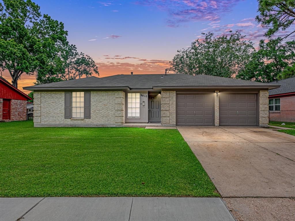 9910 Antrim Lane, La Porte, TX 77571