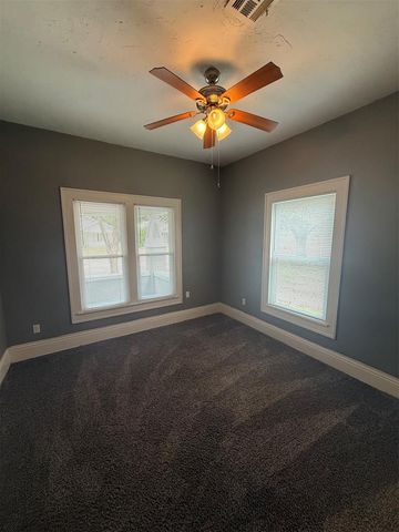 721 N Kickapoo Avenue, Shawnee, OK 74801