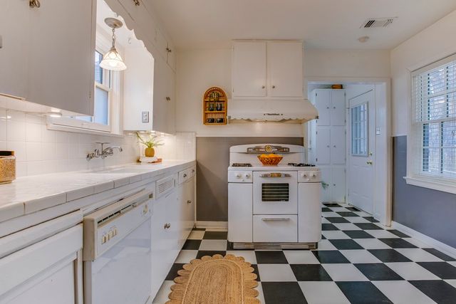 2519 W 10th Street, Dallas, TX 75211