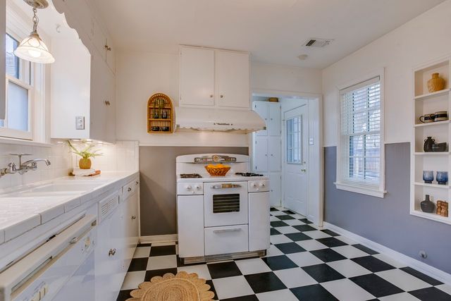 2519 W 10th Street, Dallas, TX 75211