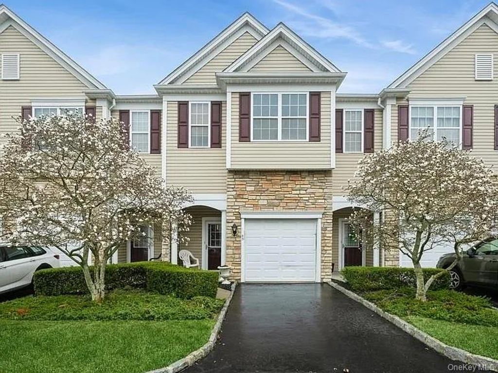 43 Torrey Pine Lane 82, Bay Shore, NY 11706