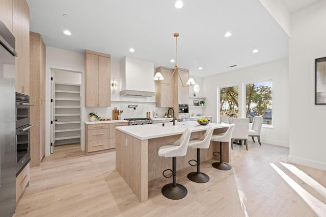 12985 Austin Forest Cir, Auburn, CA 95602