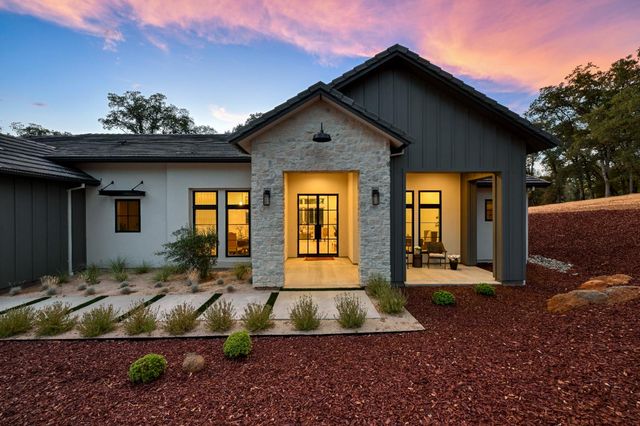 12985 Austin Forest Cir, Auburn, CA 95602