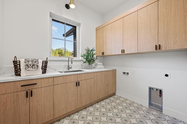 12985 Austin Forest Cir, Auburn, CA 95602