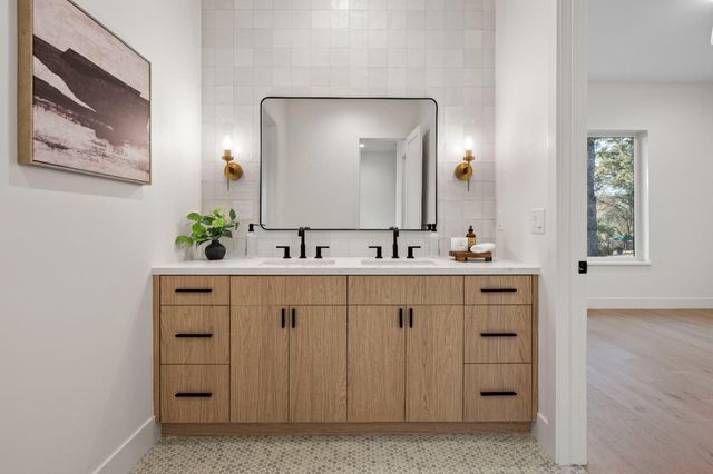 12985 Austin Forest Cir, Auburn, CA 95602