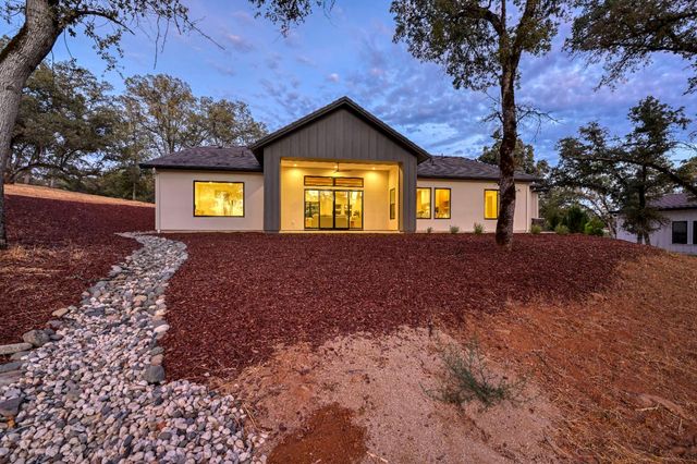 12985 Austin Forest Cir, Auburn, CA 95602