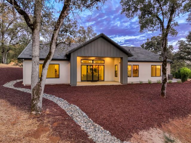 12985 Austin Forest Cir, Auburn, CA 95602