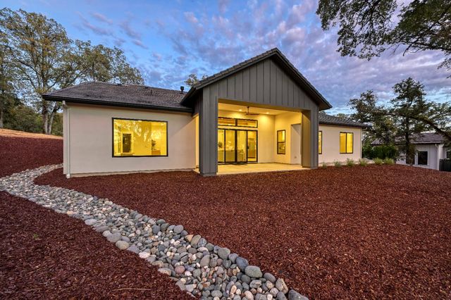 12985 Austin Forest Cir, Auburn, CA 95602