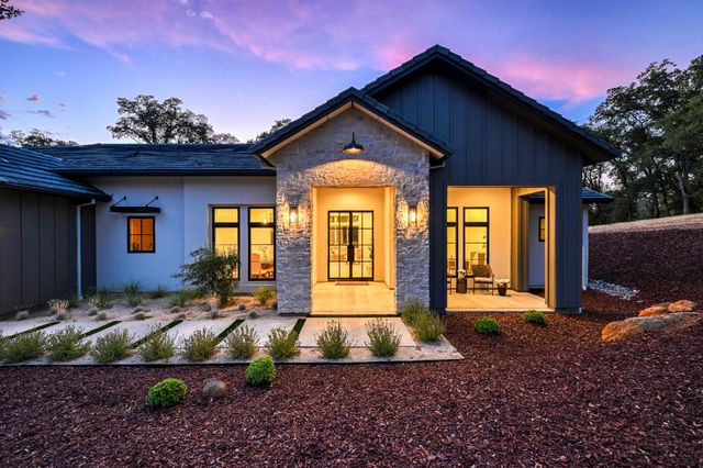 12985 Austin Forest Cir, Auburn, CA 95602