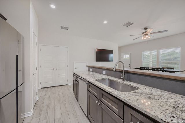 2551 CANYON LAKE FOREST DR, Canyon Lake, TX 78133