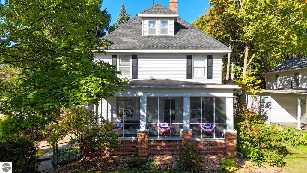 Image 1 of property listing at 215 E Lincoln Street, Mt Pleasant, MI 48858