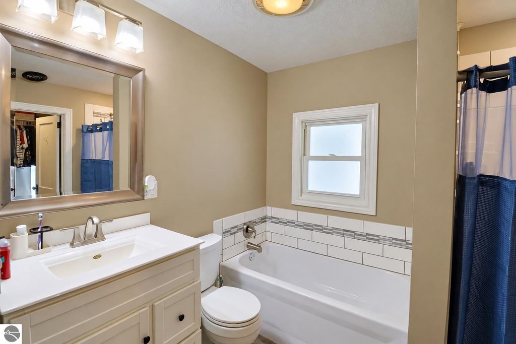 Image 20 of property listing at 215 E Lincoln Street, Mt Pleasant, MI 48858