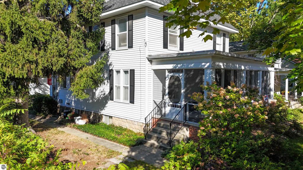 Image 3 of property listing at 215 E Lincoln Street, Mt Pleasant, MI 48858