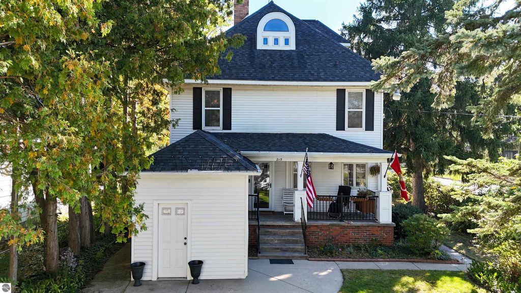Image 4 of property listing at 215 E Lincoln Street, Mt Pleasant, MI 48858