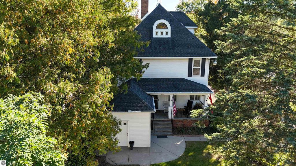 Image 5 of property listing at 215 E Lincoln Street, Mt Pleasant, MI 48858