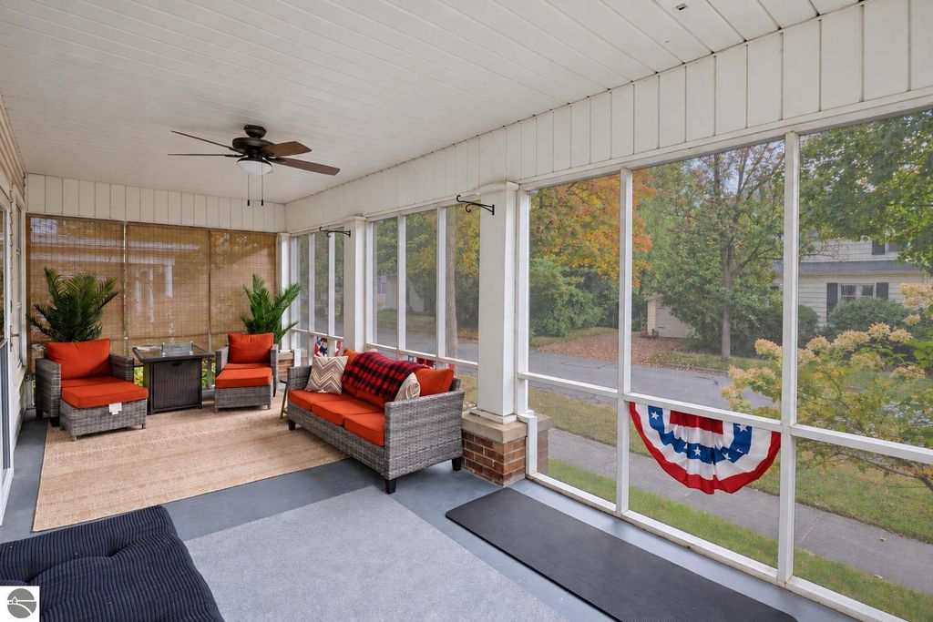 Image 6 of property listing at 215 E Lincoln Street, Mt Pleasant, MI 48858
