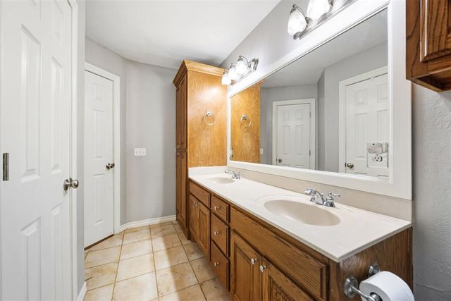 10611 Ridgeview Drive, Edmond, OK 73034