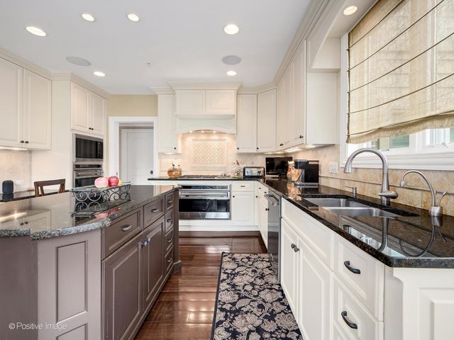 1218 Hawthorne Court, Hinsdale, IL 60521