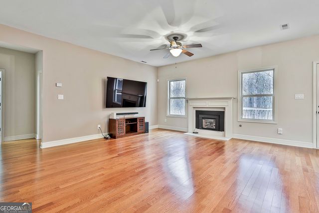 120 Meadow View Glen, Newnan, GA 30265