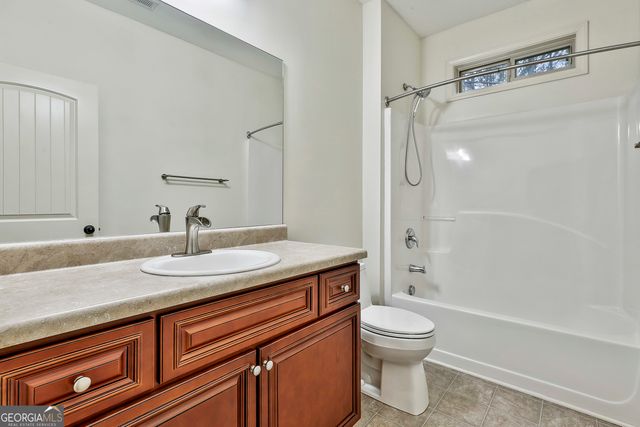 120 Meadow View Glen, Newnan, GA 30265