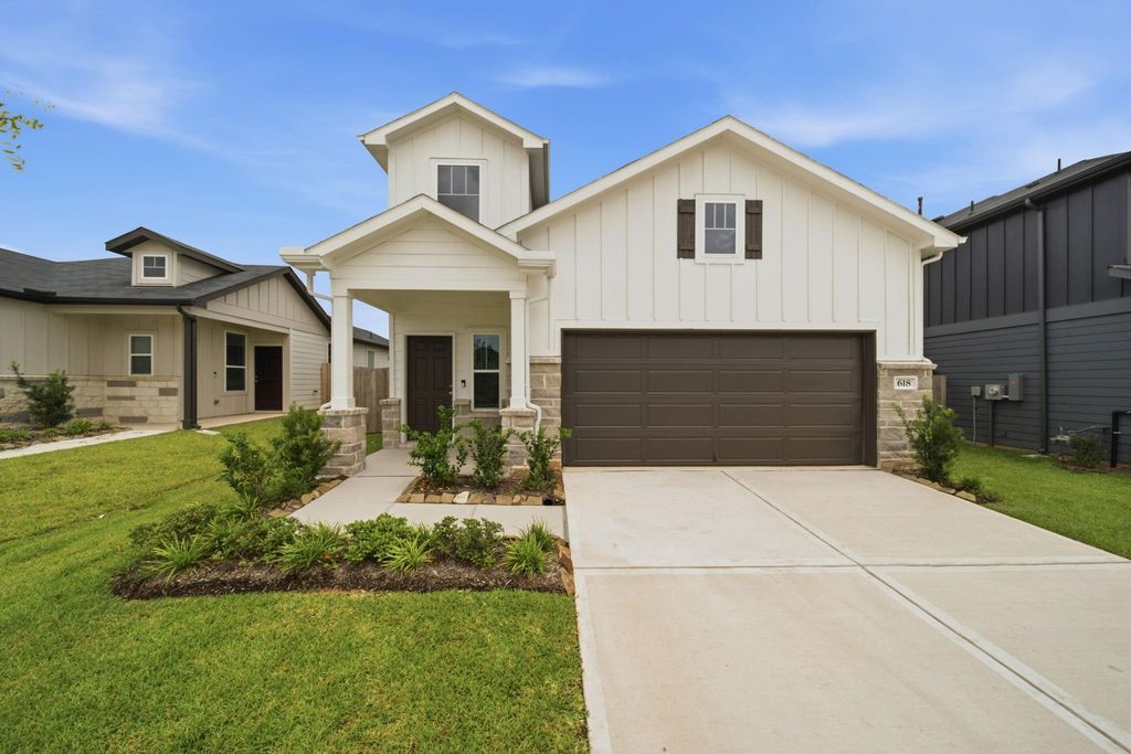 618 Amber Falls Drive, Montgomery, TX 77356