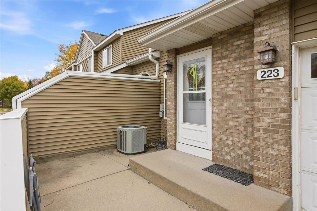 223 Primrose Court, Vadnais Heights, MN 55127 — photo 4