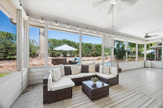 705 Fairway Oaks, Conroe, TX 77302