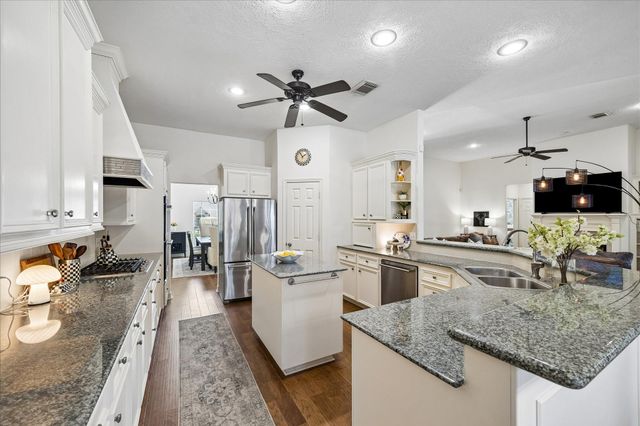 705 Fairway Oaks, Conroe, TX 77302