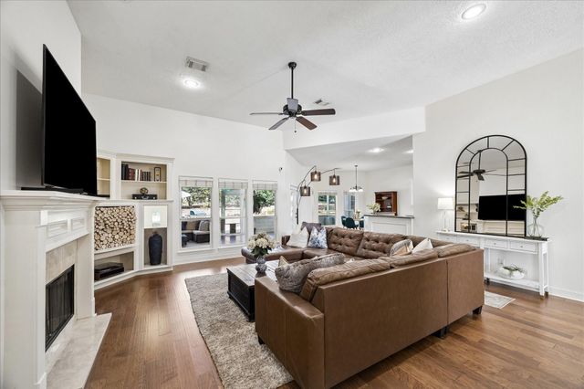 705 Fairway Oaks, Conroe, TX 77302