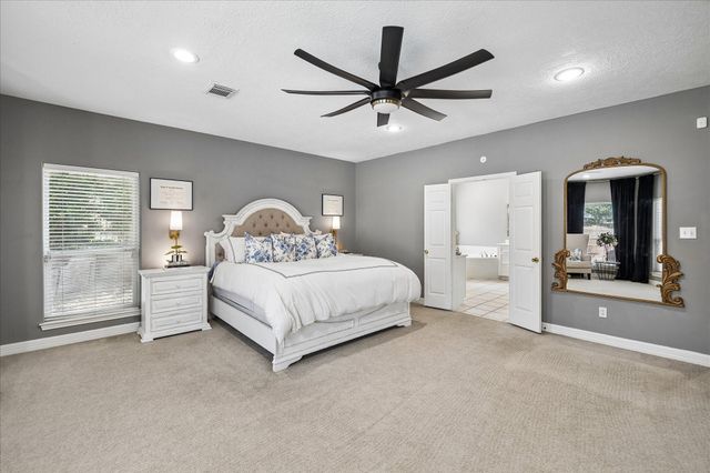 705 Fairway Oaks, Conroe, TX 77302