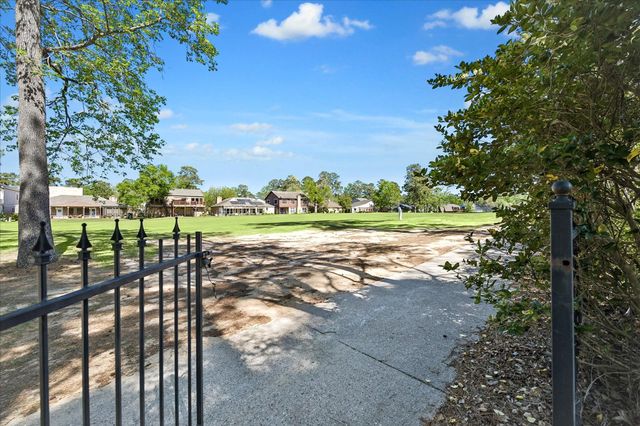 705 Fairway Oaks, Conroe, TX 77302