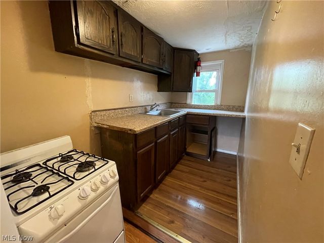 1365 East Avenue, Akron, OH 44307