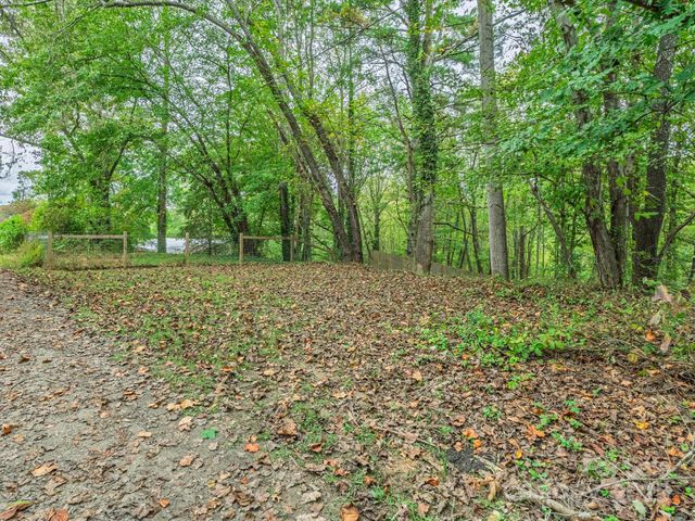 99999 Hummingbird Lane, Asheville, NC 28806