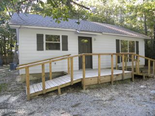 2625 N 16th Street, Ocean Springs, MS 39564