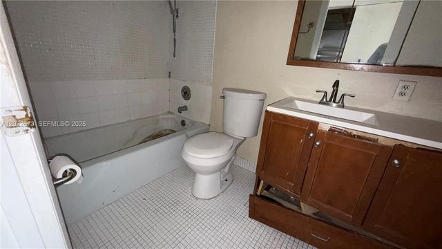 7220 Fairway Dr G4, Miami Lakes, FL 33014