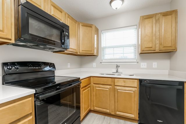 703 Lou Gehrig Cir, La Vergne, TN 37086