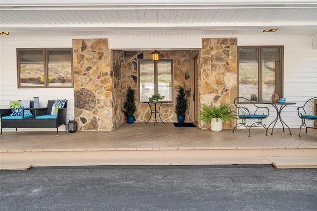 1055 REDBUD LN, Moneta, VA 24121