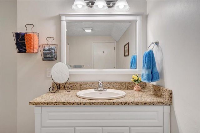 1055 REDBUD LN, Moneta, VA 24121