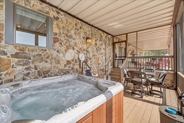 1055 REDBUD LN, Moneta, VA 24121