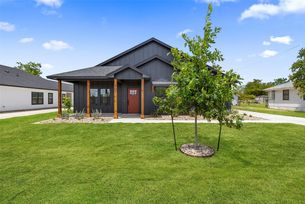 705 Sloan ST, Taylor, TX 76574