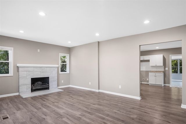 6044 Davison Road, Burton, MI 48509