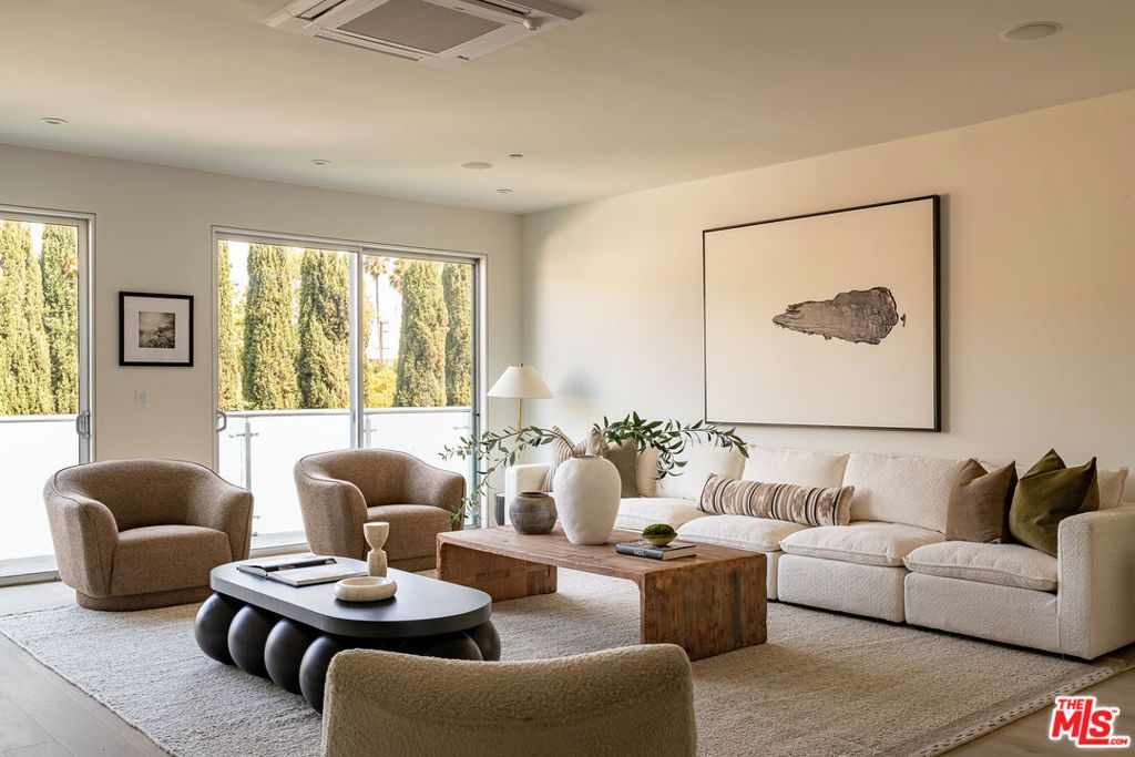 928 N Croft Avenue 303, West Hollywood, CA 90069 — photo 2