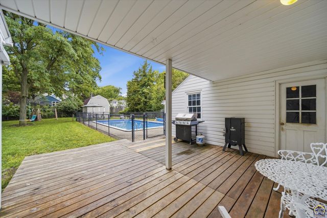 1921 SW Oakley AVE, Topeka, KS 66604