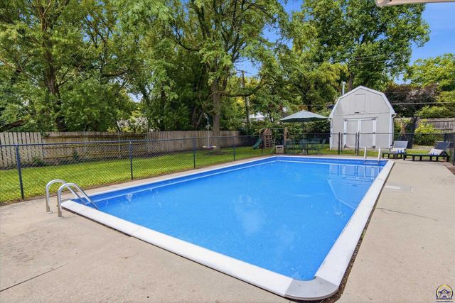 1921 SW Oakley AVE, Topeka, KS 66604