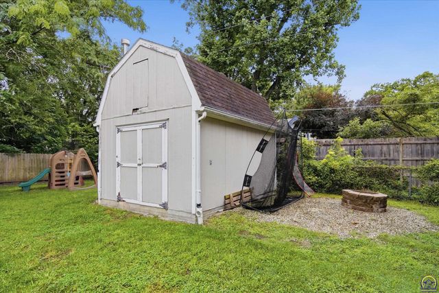 1921 SW Oakley AVE, Topeka, KS 66604