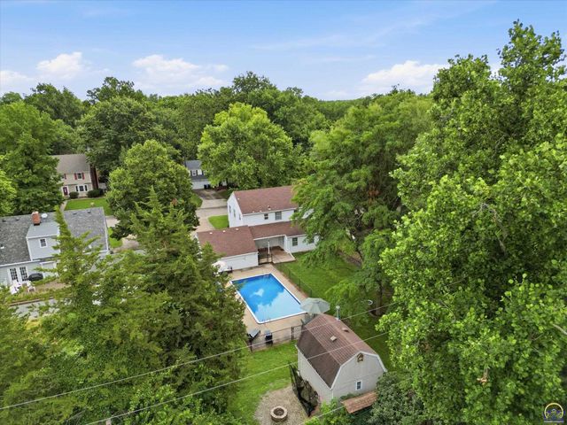 1921 SW Oakley AVE, Topeka, KS 66604